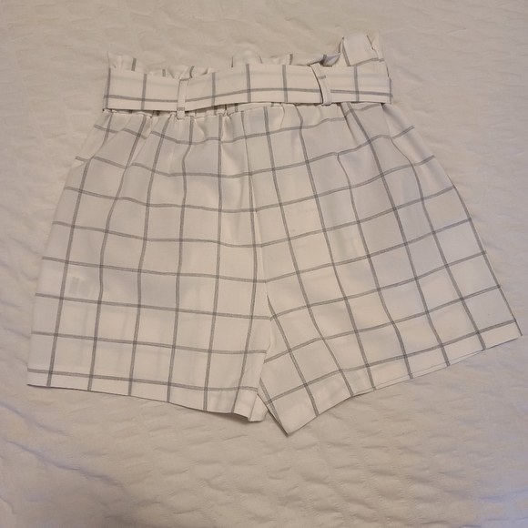 DYNAMITE WHITE SHORTS - Picture 3 of 4